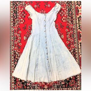Vintage goddess! Light Wash Denim Button-Front women’s dress.